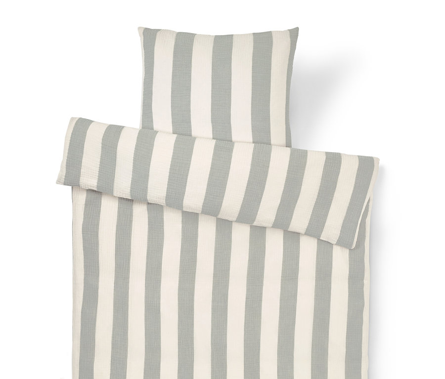 Vue de dessus d'un ensemble de literie comprenant un oreiller, une couette et un couvre-lit à larges rayures gris clair et blanches.