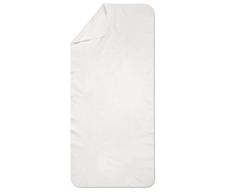 Une serviette blanche est posée à plat avec un coin plié en haut à gauche.