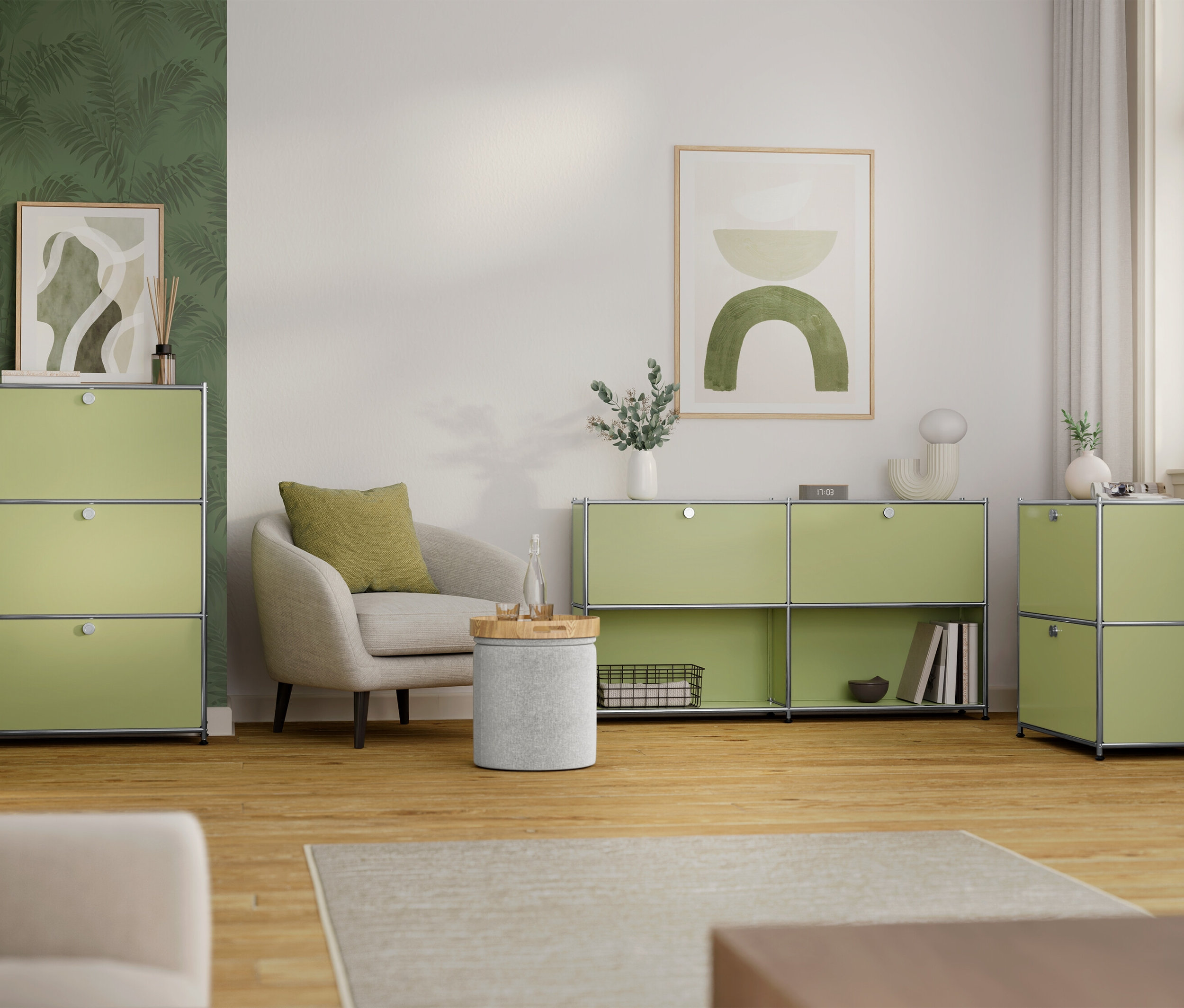 Salon avec des rangements modulaires vert clair, un fauteuil et des décorations.