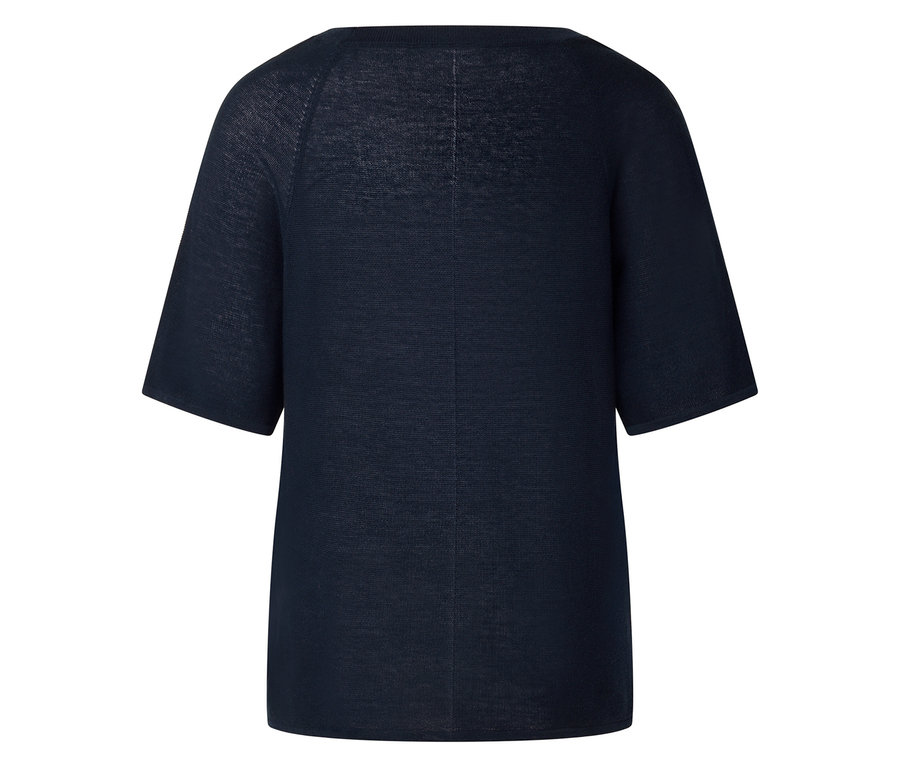 Gros plan d'un haut en tricot bleu marine à manches courtes et encolure bateau.