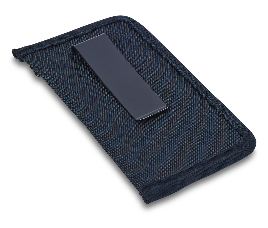 Gros plan d'un porte-monnaie de sécurité à porter à la ceinture avec un clip sur un tissu bleu.
