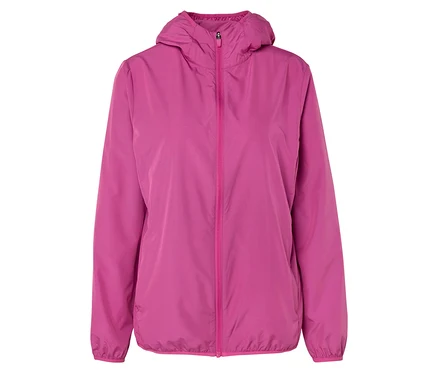 On voit une veste rose à capuche.