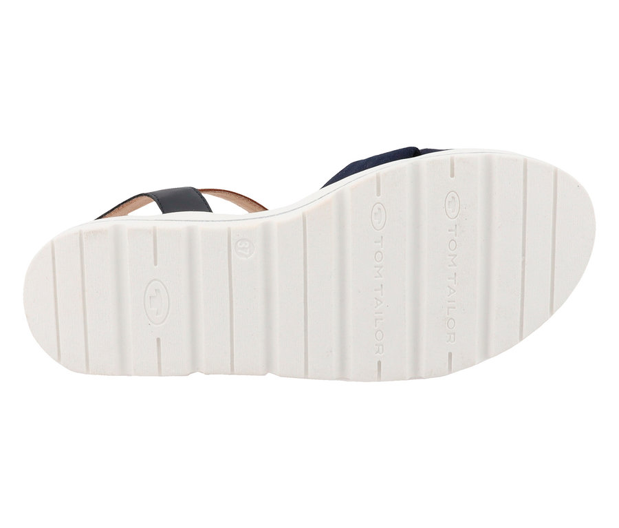 Semelle d'une sandale unique avec une bride bleu foncé et une semelle blanche avec le logo Tom Tailor.
