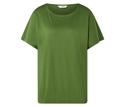 Un t-shirt vert est posé sur un fond blanc.