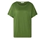 Un t-shirt vert est posé sur un fond blanc.