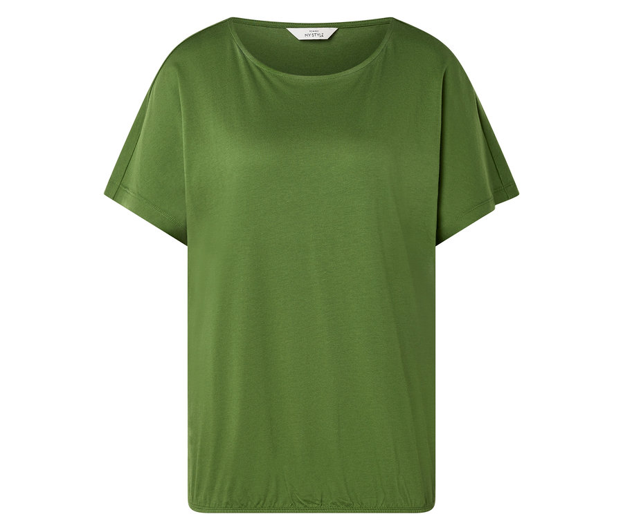 Un t-shirt vert est posé sur un fond blanc.