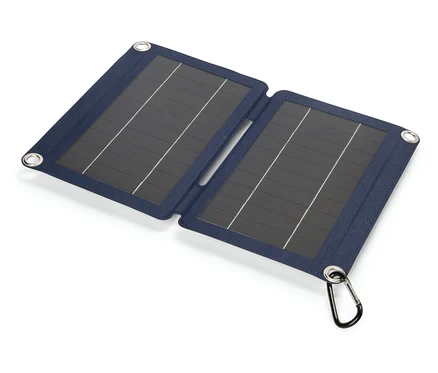 Panneau solaire bleu ouvert avec mousqueton posé sur un fond blanc.