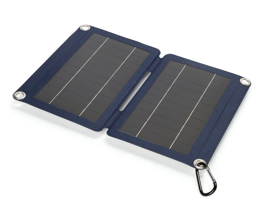Panneau solaire bleu ouvert avec mousqueton posé sur un fond blanc.