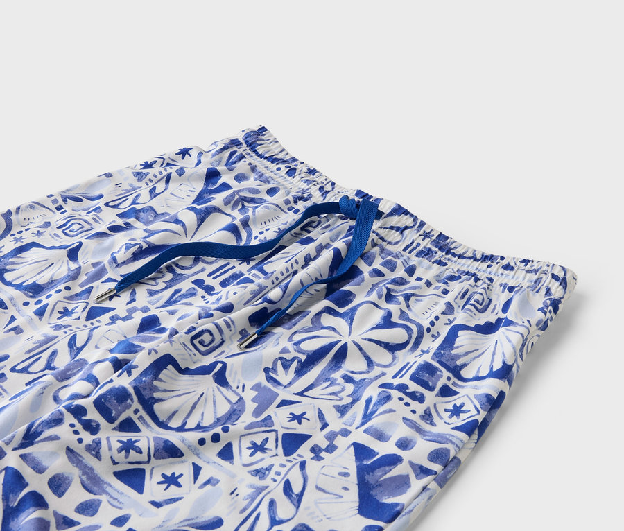 Gros plan d'un pantalon blanc et bleu avec cordon de serrage.