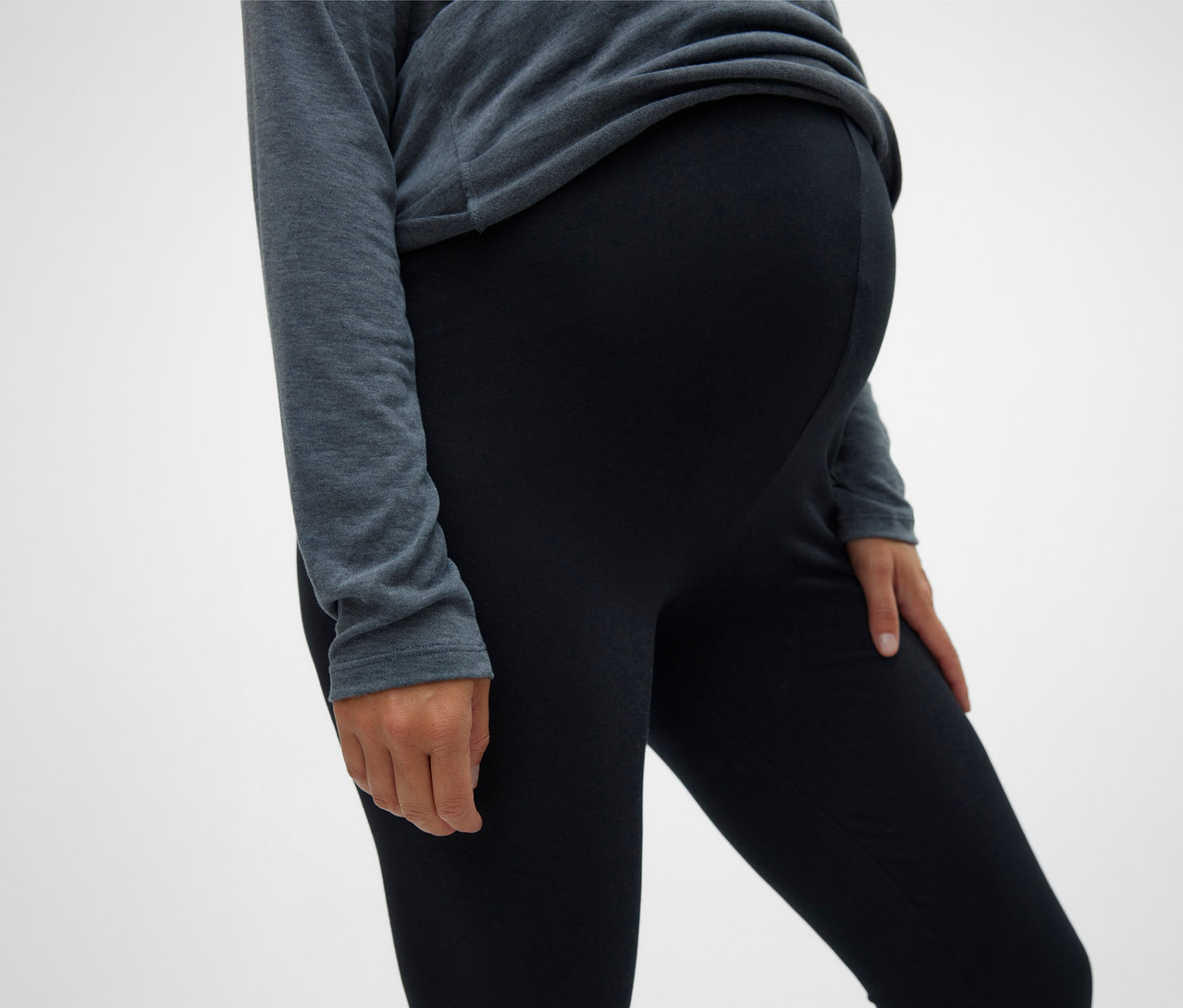 Femme enceinte portant un lot de 2 leggings MAMALICIOUS «
MLEMMA » sous un haut gris.