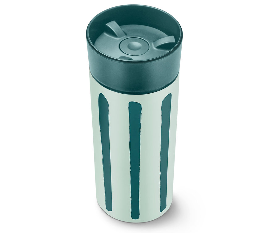 Un gobelet à café rayé sur un fond blanc.