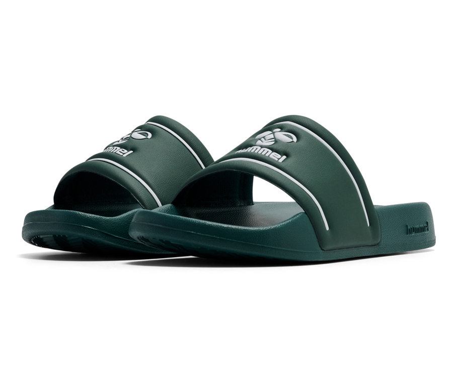 Deux tongs de bain hummel® Pool Slide JR vertes côte à côte.