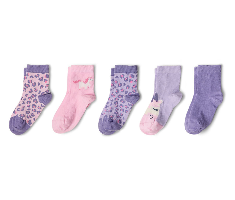 Cinq paires de chaussettes sont alignées, dont des chaussettes à motif léopard, à motif licorne et unies.