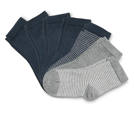 Chaussettes disposées en éventail dans différentes couleurs et motifs.