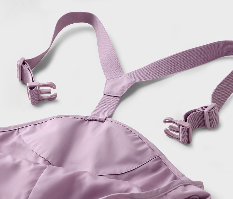 Gros plan sur des bretelles et des boucles violettes sur un fond blanc.