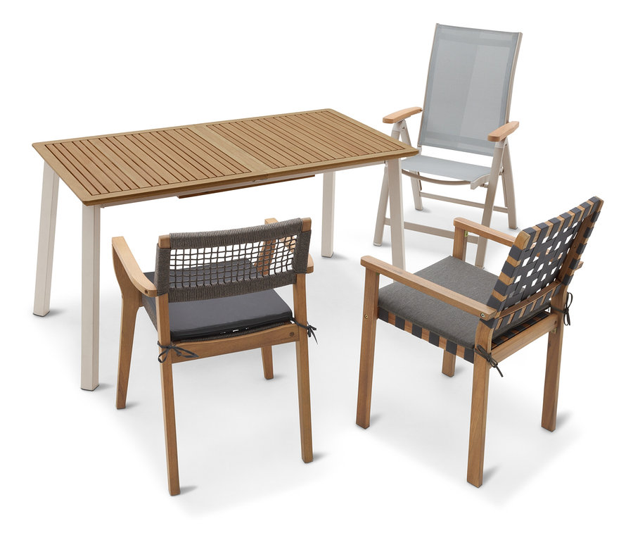 Une table en bois avec des pieds blancs se trouve à côté de trois chaises avec des coussins et des dossiers gris sur un fond blanc.