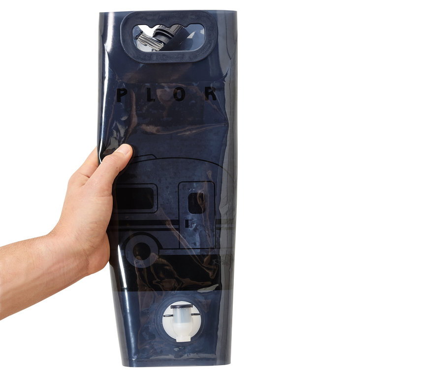 Une main tient un sac bleu transparent imprimé du mot "PLOR" et d'un motif de caravane.