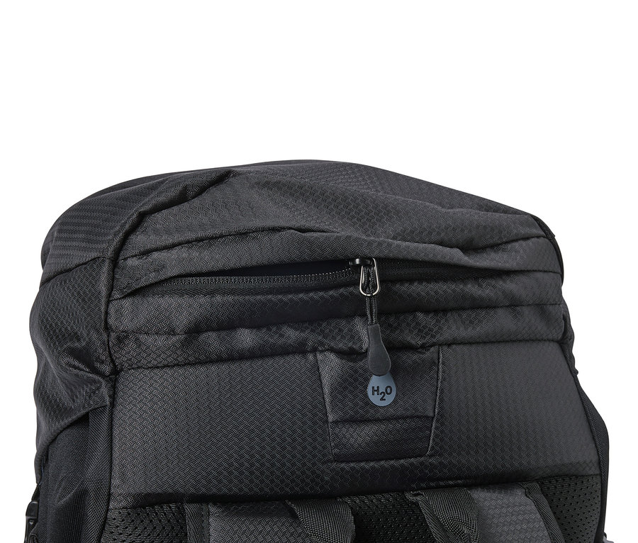 Gros plan d'un sac à dos noir avec une fermeture éclair et un pendentif H2O.