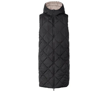 Long gilet noir matelassé avec capuche et fermeture éclair sur le devant.