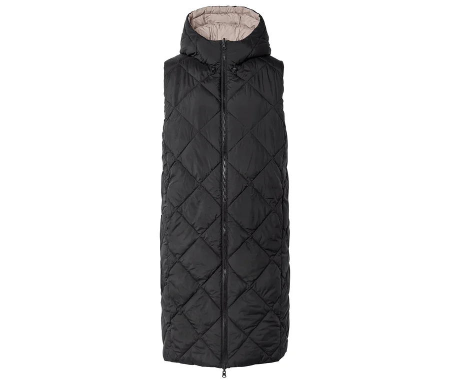 Long gilet noir matelassé avec capuche et fermeture éclair sur le devant.