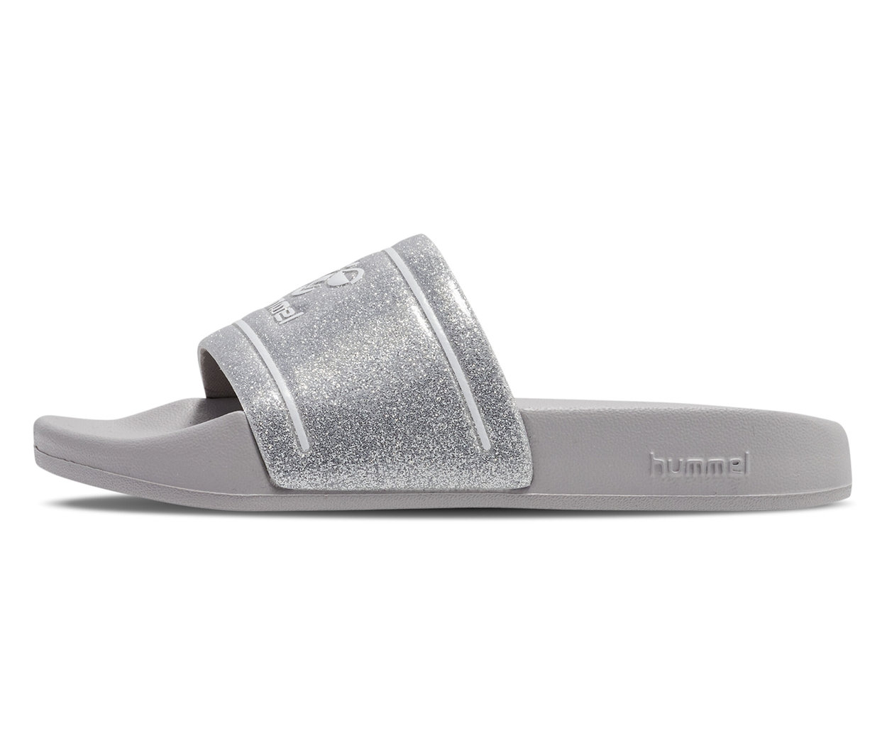 Vue latérale des tongs de bain hummel® Pool Slide GlitterJR grises avec bride à paillettes argentées.