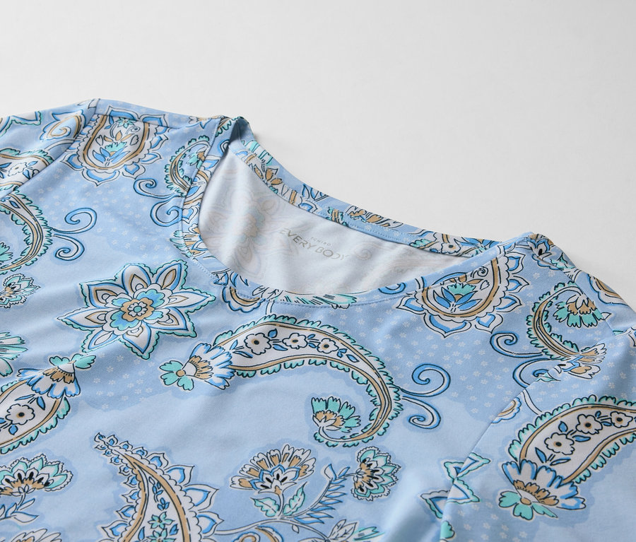 Gros plan d'un haut bleu clair avec un motif cachemire bleu pâle.