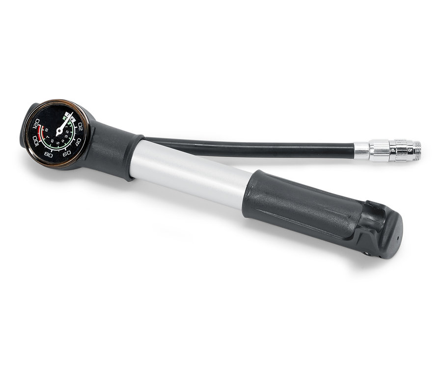 Une pompe à vélo avec manomètre est posée sur un fond blanc.