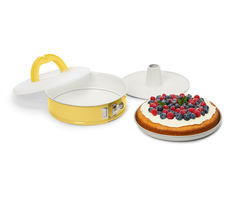 Moule à manqué jaune avec couvercle et gâteau aux fruits rouges.