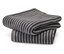 Deux serviettes grises rayées sont empilées l'une sur l'autre.