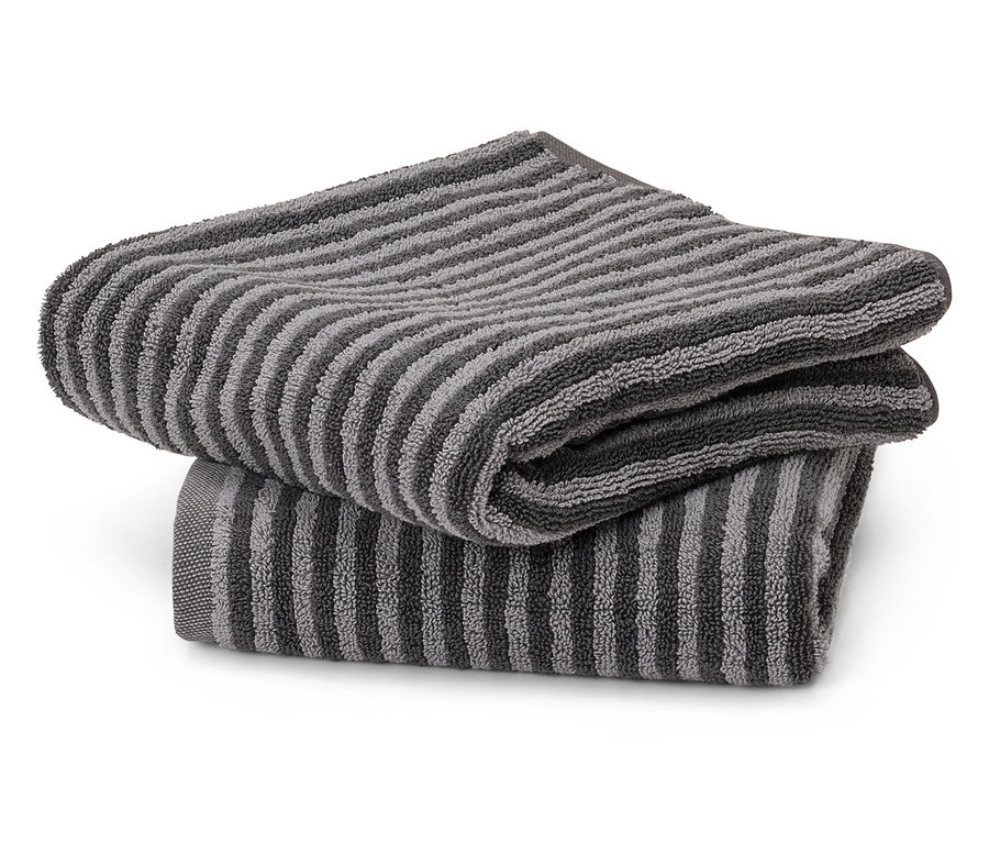 Deux serviettes grises rayées sont empilées l'une sur l'autre.