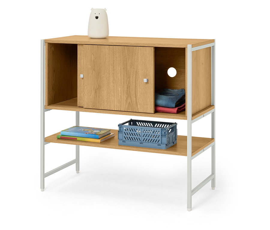 Une étagère en bois avec des jouets et des vêtements dessus, avec une lampe ours sur le dessus.