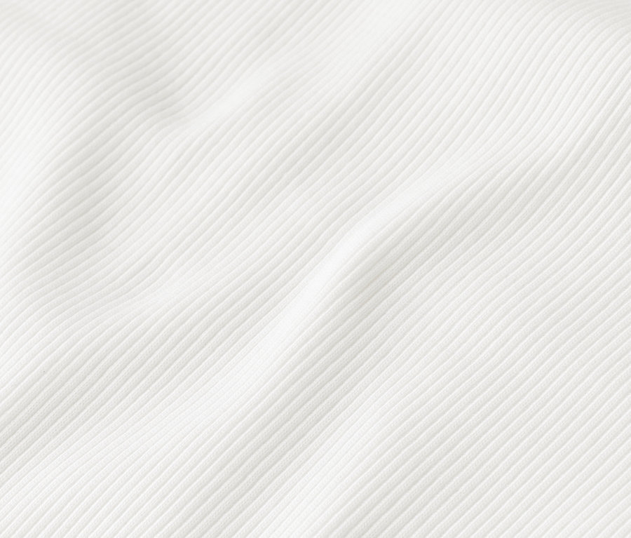 Gros plan d'un tissu blanc côtelé.