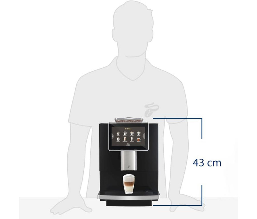 Une machine à café entièrement automatique «Tchibo Office» de 43 cm de haut avec une tasse de café.