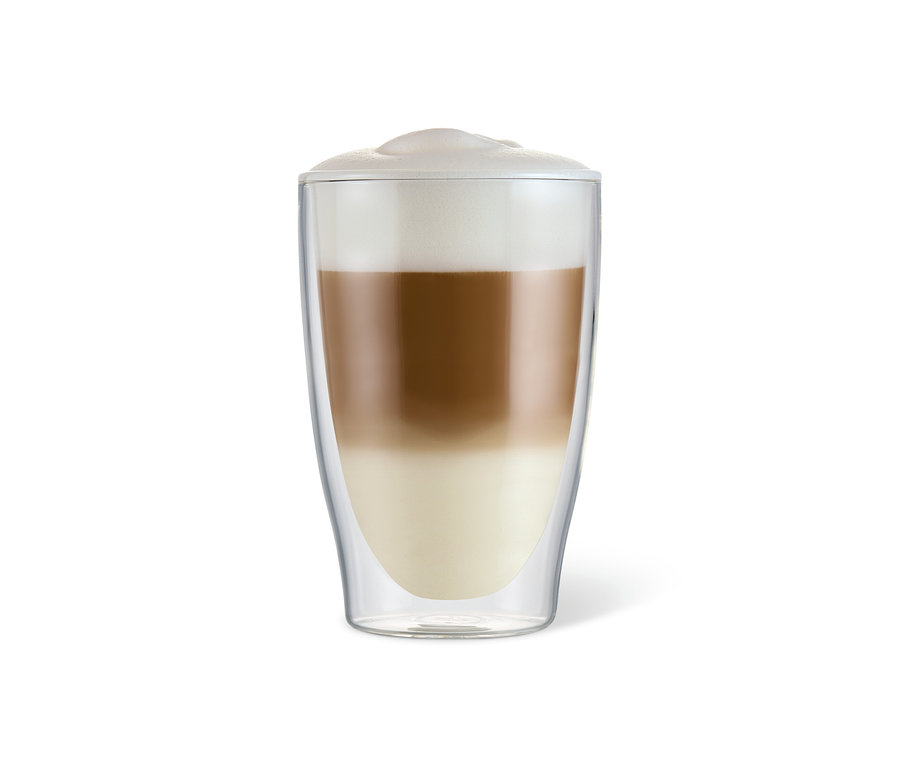 Latte macchiato dans un verre à double paroi.