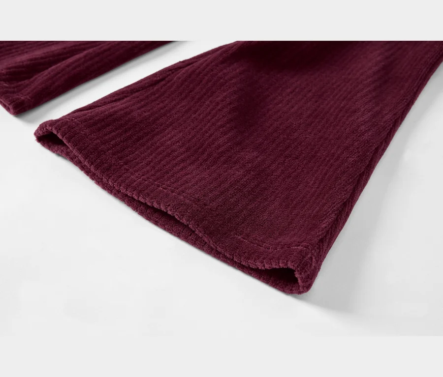 Gros plan d'un tissu côtelé bordeaux à la texture douce et moelleuse, montrant une ouverture évasée.