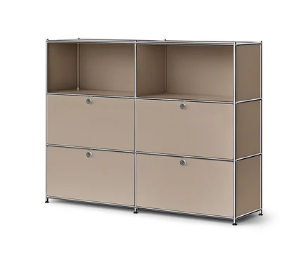 Meuble de rangement modulaire beige avec un cadre chromé, comprenant deux étagères ouvertes en haut et quatre armoires fermées avec des poignées argentées en bas, reposant sur de petits pieds noirs.
