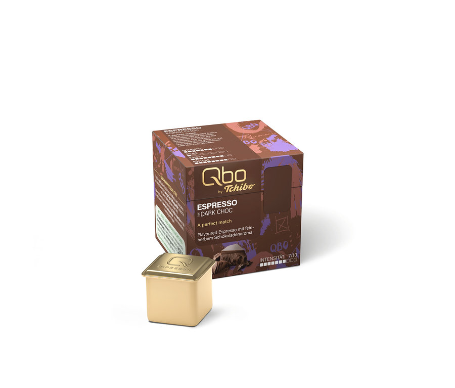 Boîte de Qbo Flavoured Espresso Dark Choc et une capsule dorée. La boîte marron-violette indique "ESPRESSO DARK CHOC" et l'intensité 7/10.
