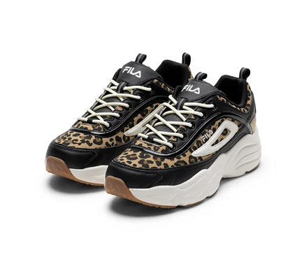 Deux Baskets FILA Sky pour femme à imprimé léopard, détails noirs, semelles blanches et lacets crème.