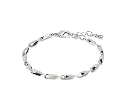 Bracelet argenté avec des éléments décoratifs sur fond blanc.