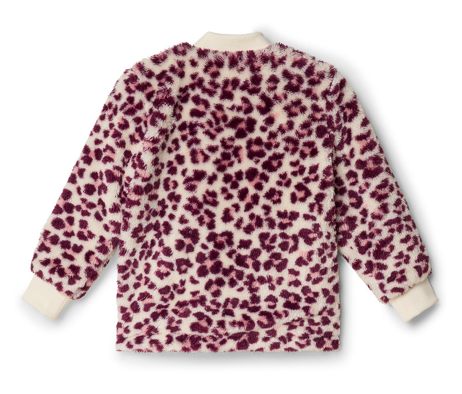 Vue de dos d'une veste moelleuse à imprimé léopard crème et rose foncé, avec un col et des poignets côtelés de couleur crème.