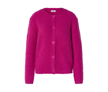 Cardigan en maille bouclée rose vif avec un col rond, des manches longues et trois boutons roses assortis sur le devant.