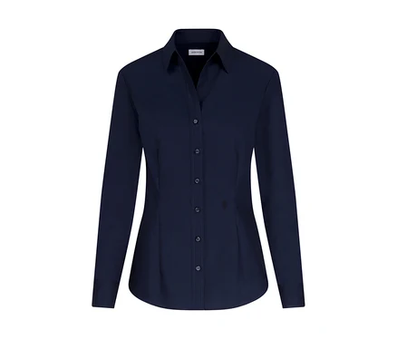 Chemise cintrée bleu marine à manches longues avec col et boutons foncés, ornée d'un logo discret sur le côté gauche.