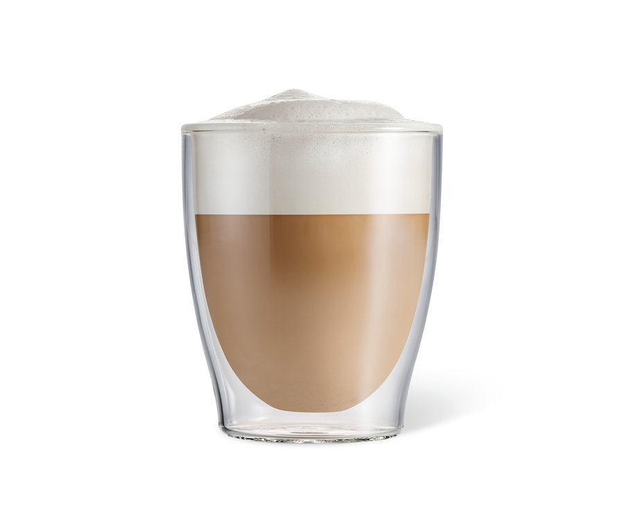 Un café crème avec de la mousse dans un verre à double paroi.