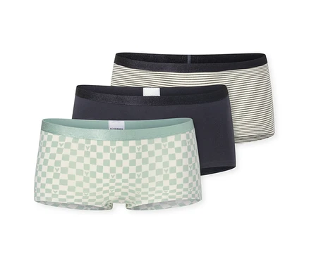 Trois shorts de fille SCHIESSER : un à carreaux vert clair et blanc avec des cœurs, un gris foncé et un rayé blanc et noir.