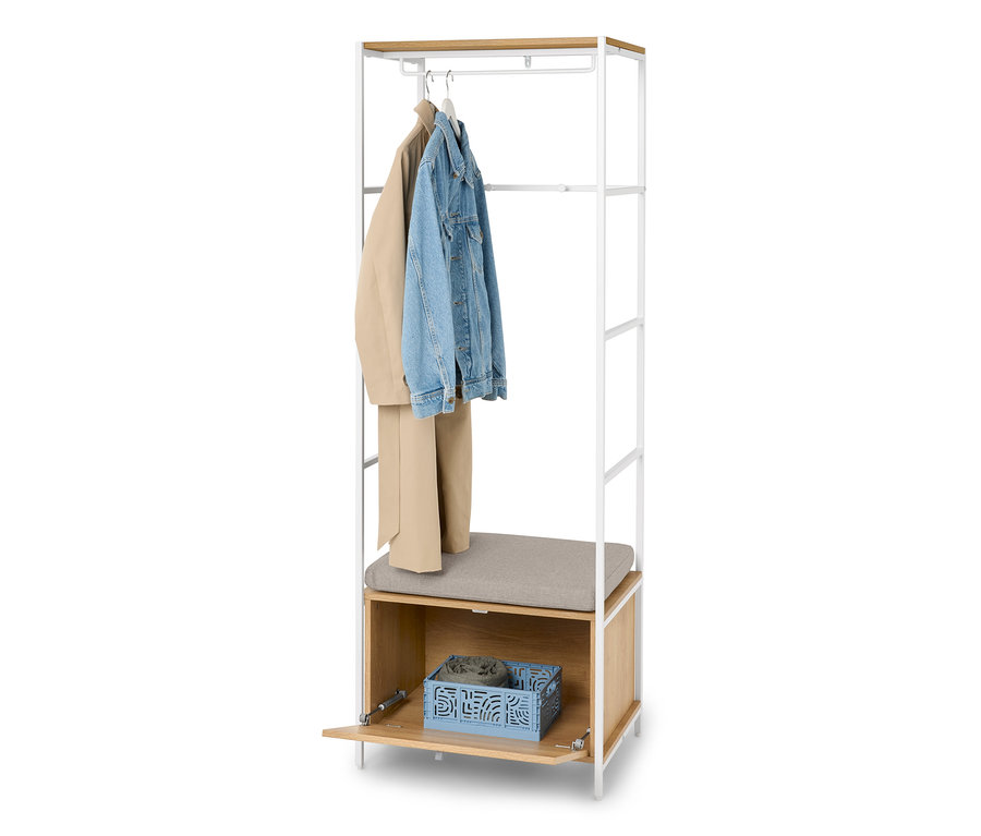Porte-manteau avec veste beige, veste en jean et pantalon beige sur des cintres, assise grise et panier bleu avec des vêtements.