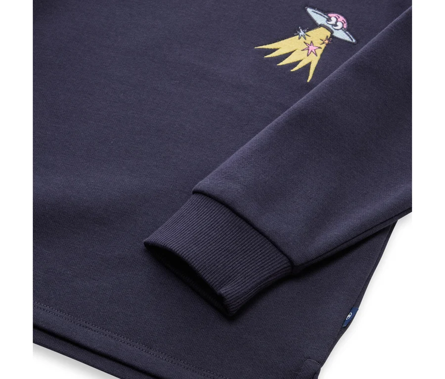 Sweat-shirt bleu marine avec une broderie d'un OVNI gris contenant un cerveau rose, émettant un faisceau jaune avec des étoiles, sur la poitrine gauche. La manche a un poignet côtelé.