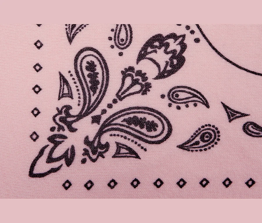 Bandana tricoté rose avec un motif cachemire noir, en laine et cachemire.