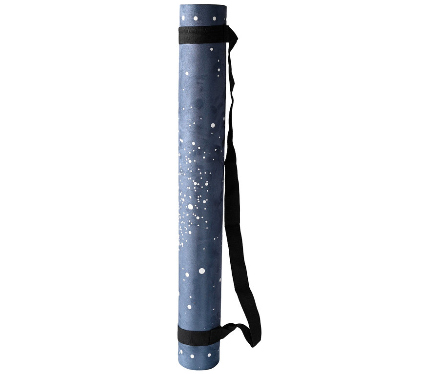 Un sac de tapis de yoga bleu avec des taches blanches et une sangle noire.