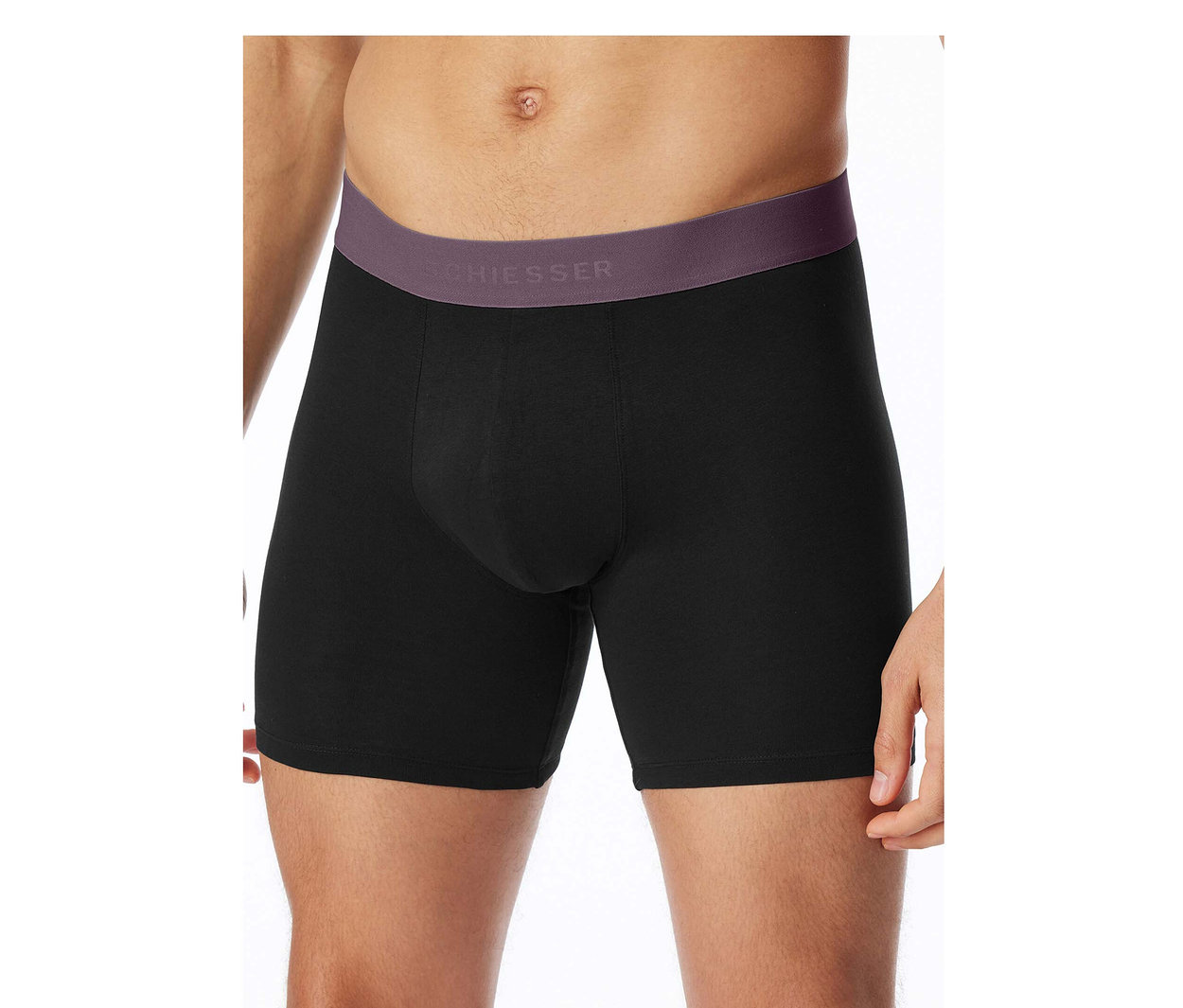 Homme portant un boxer SCHIESSER long noir avec une ceinture violette.