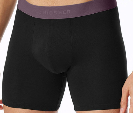 Un homme porte un caleçon boxer noir CHIEESSER avec une ceinture violette.